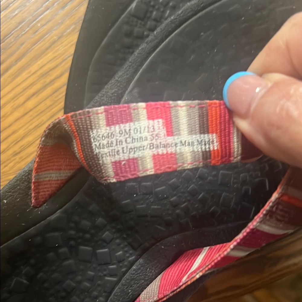 Clarks Pink and Black Sandals with Wide Strap - Picture 3 of 3